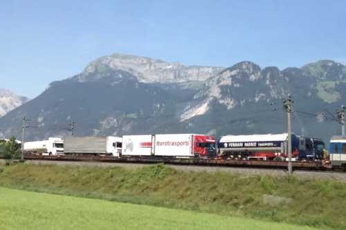 RoLa Hupak Lkw im Huckepack Verkehr