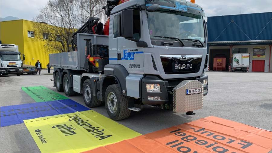 LKW mit Spiegel einstell plane