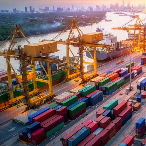 Containerhafen mit Kranen
