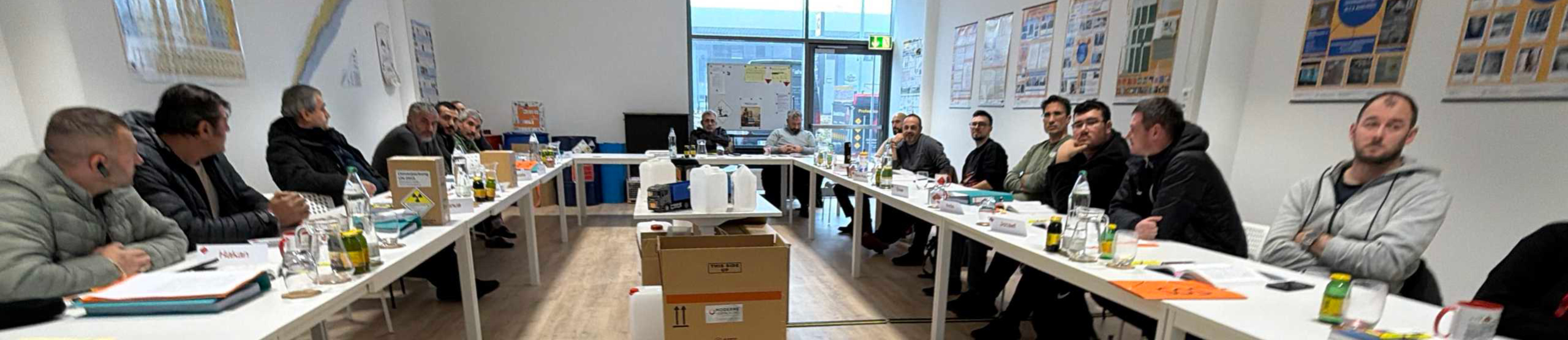 KURSE UND SCHULUNGEN IN DER VERSEM AKADEMIE Unsere Kursreihen: ➡️ SICHERHEIT FÜR FAHRER GWB (C95/D95) DIGITACHO LASI ➡️ SICHER MIT GEFAHRGUT GEFAHRGUTBEAUFTRAGTE GEFAHRGUTLENKER ➡️ ARBEITSSICHERHEIT CTU LASI KRAN STAPLER